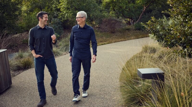 شركة Apple Inc تعلن تغيير القيادة.. تعيين جون تيرنوس رئيسًا تنفيذيًا وتيم كوك رئيسًا تنفيذيًا للمجلس